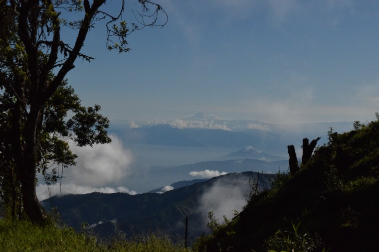 Camino a Cajas otra vista de un pico nevado